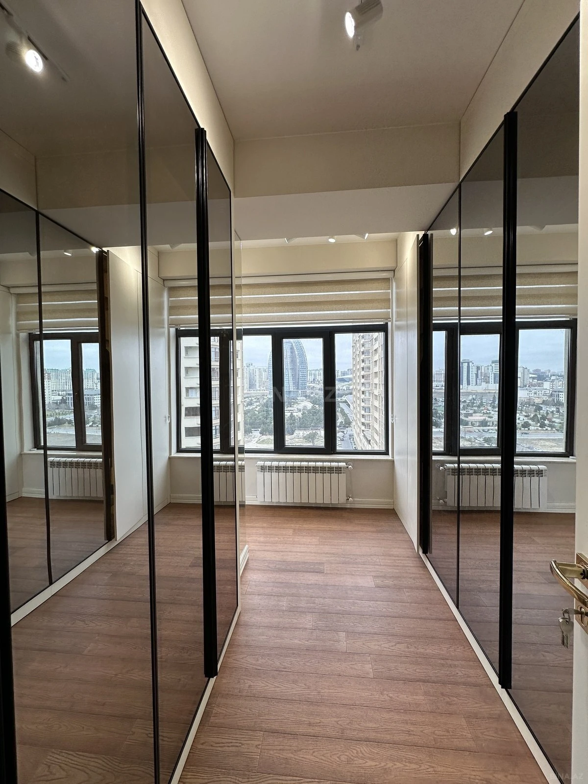 Satılır 4 otaqlı mənzil 179 m²