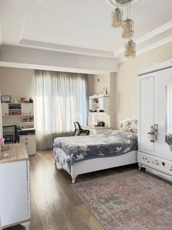Satılır 4 otaqlı mənzil 165 m²
