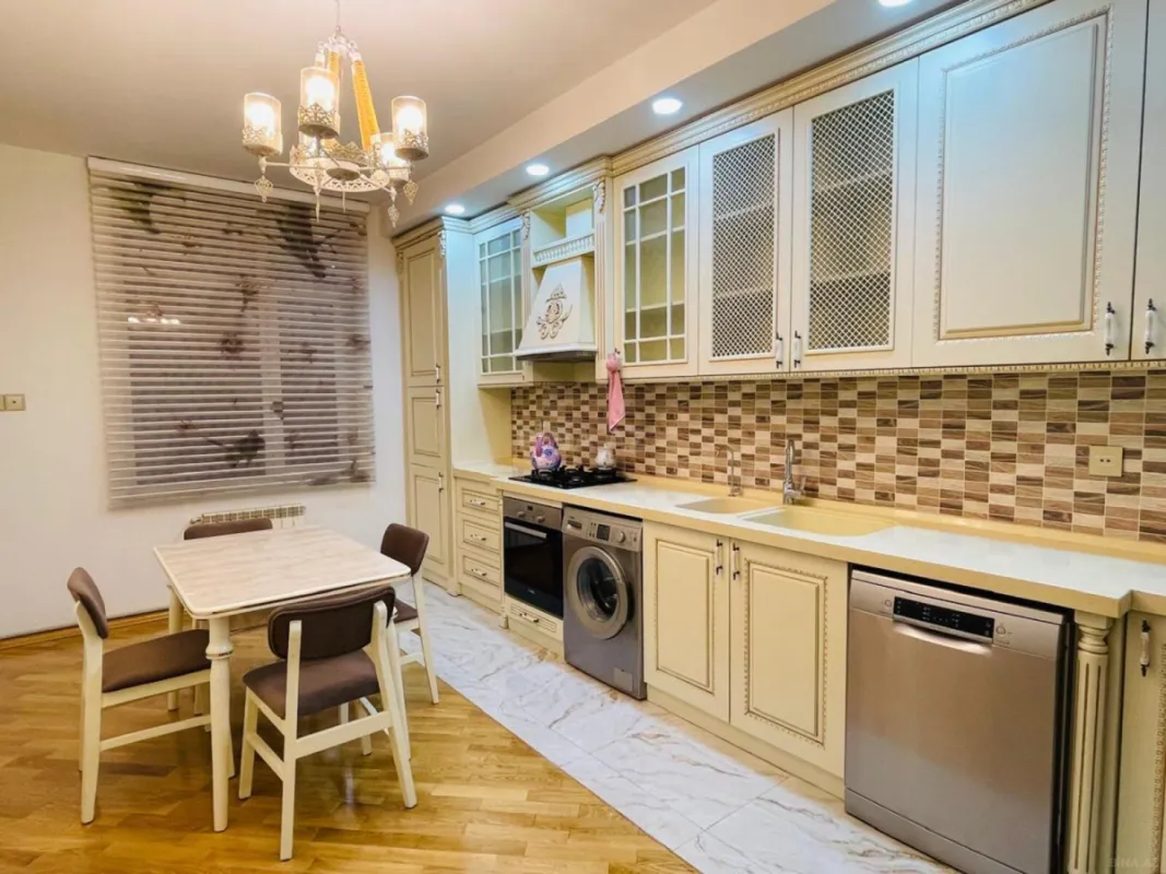 Kirayə verilir 4 otaqlı mənzil 155 m²