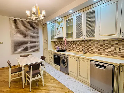 Kirayə verilir 4 otaqlı mənzil 155 m²