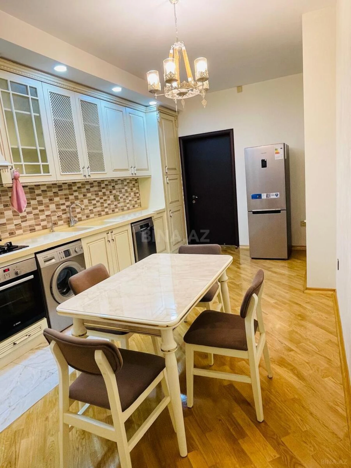 Kirayə verilir 4 otaqlı mənzil 155 m²