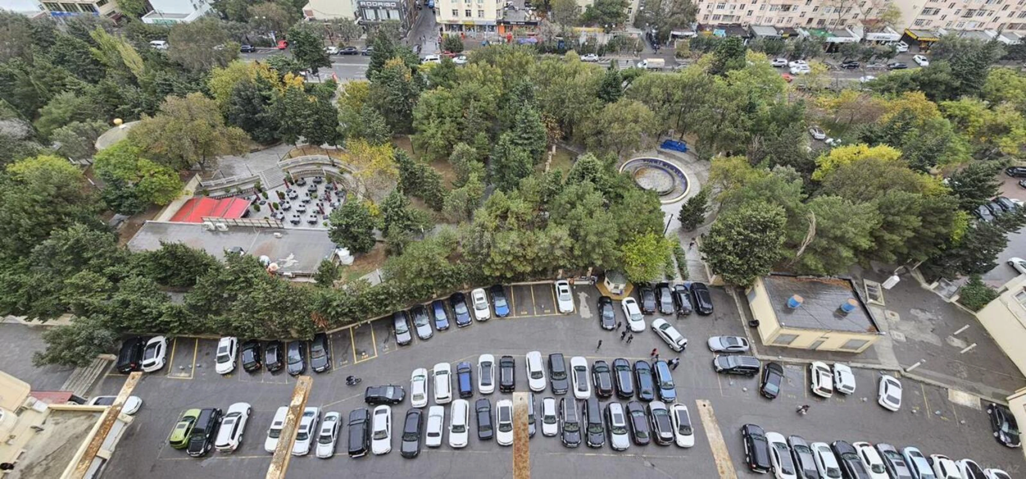 Satılır 7 otaqlı mənzil 328 m²