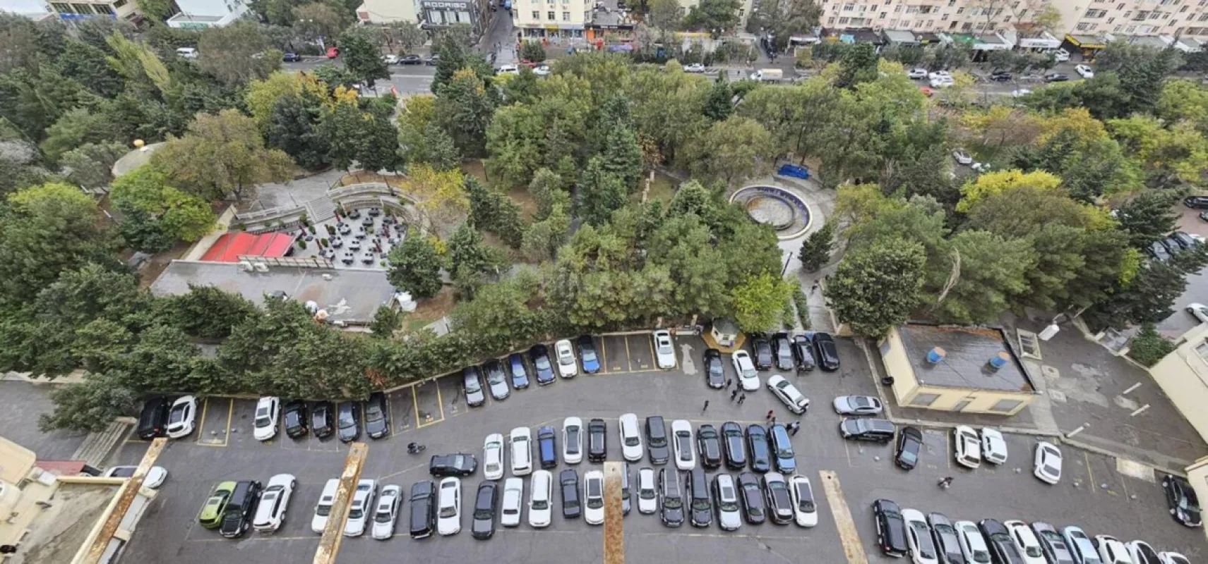 Satılır 7 otaqlı mənzil 328 m²