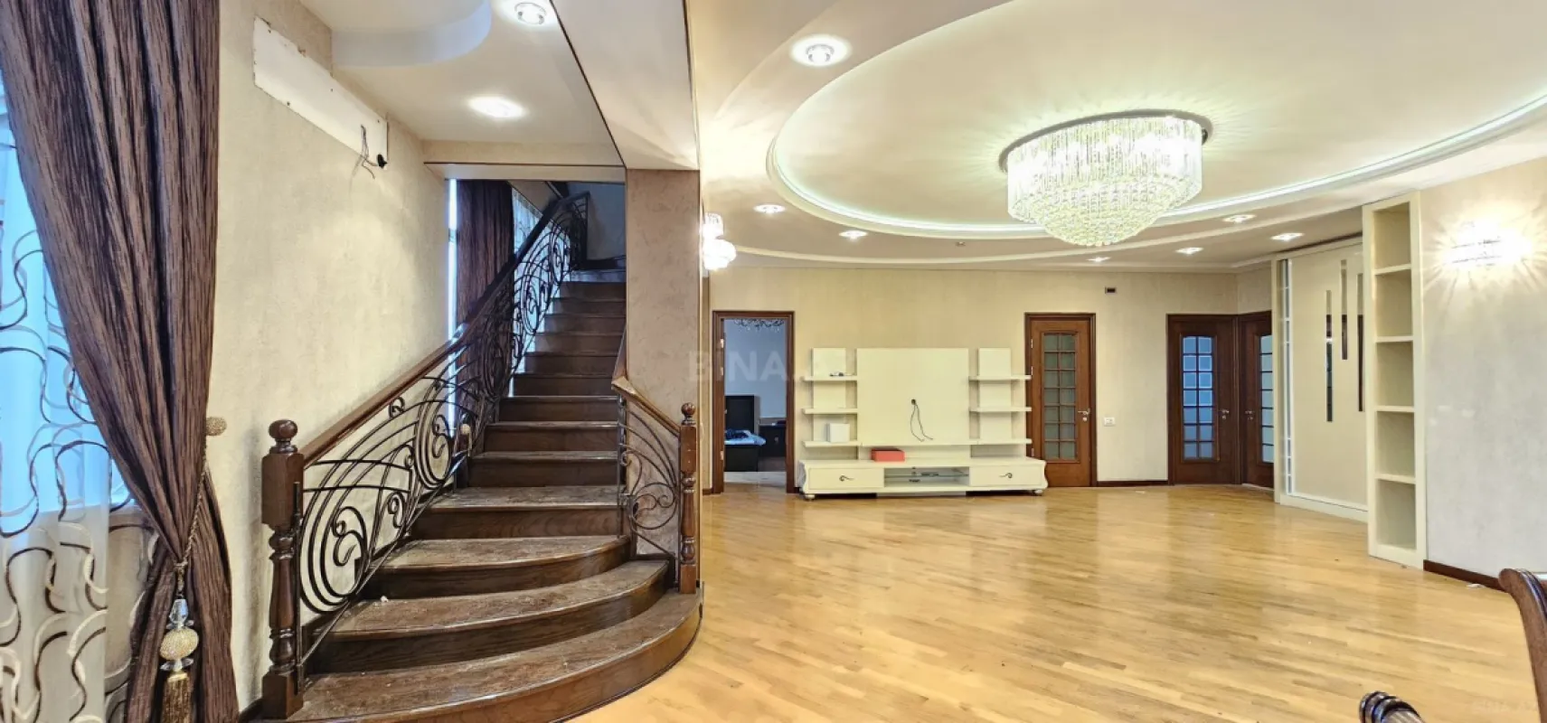 Satılır 7 otaqlı mənzil 328 m²