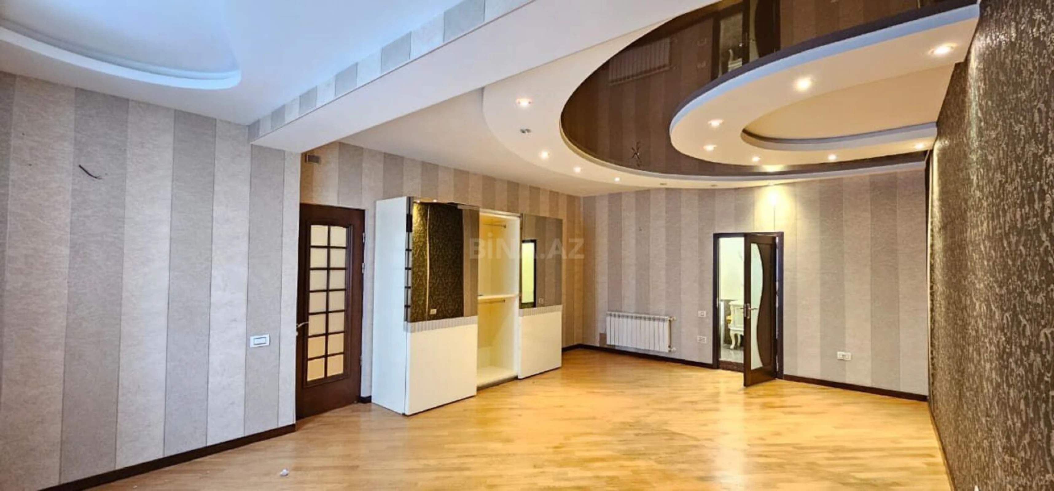 Satılır 7 otaqlı mənzil 328 m²