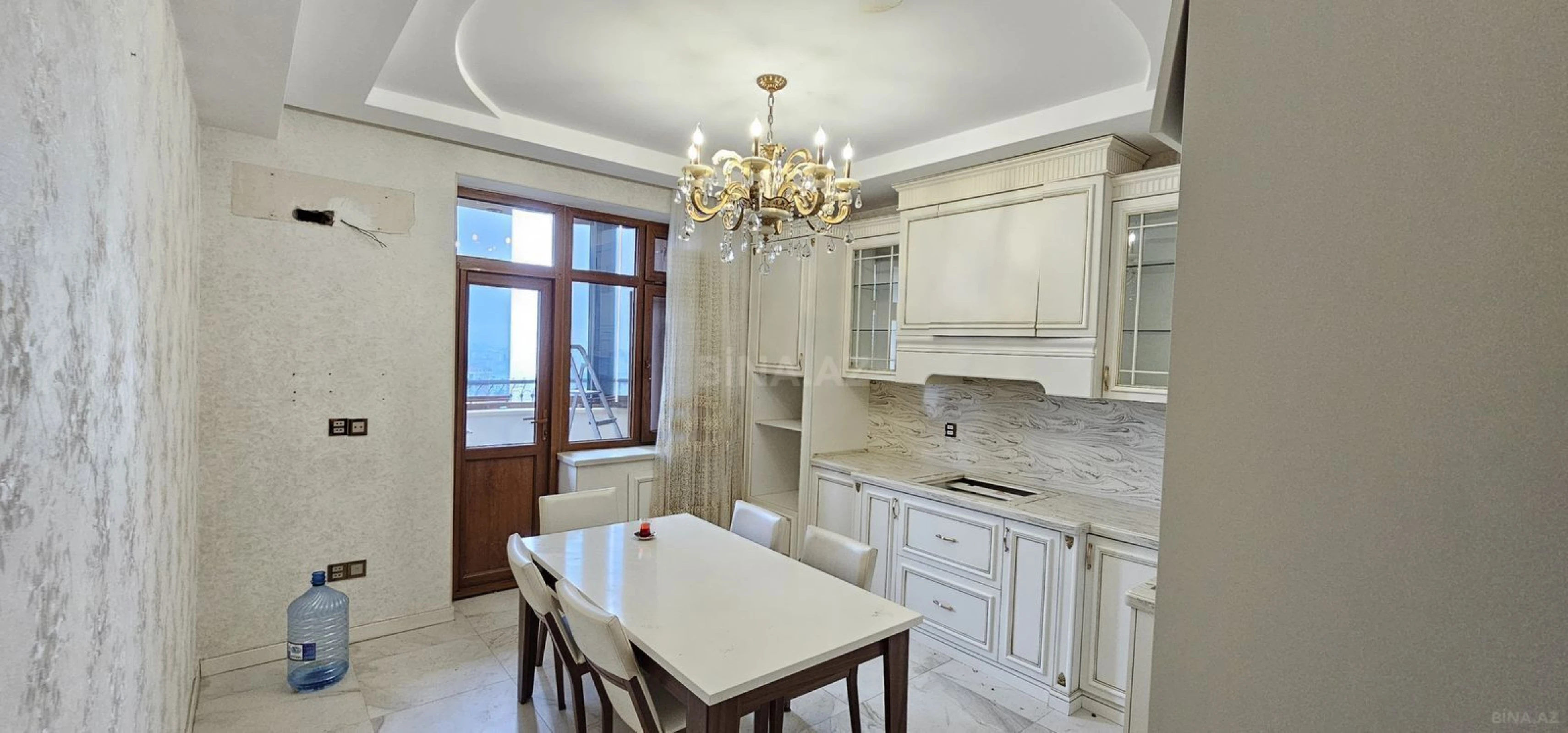 Satılır 7 otaqlı mənzil 328 m²
