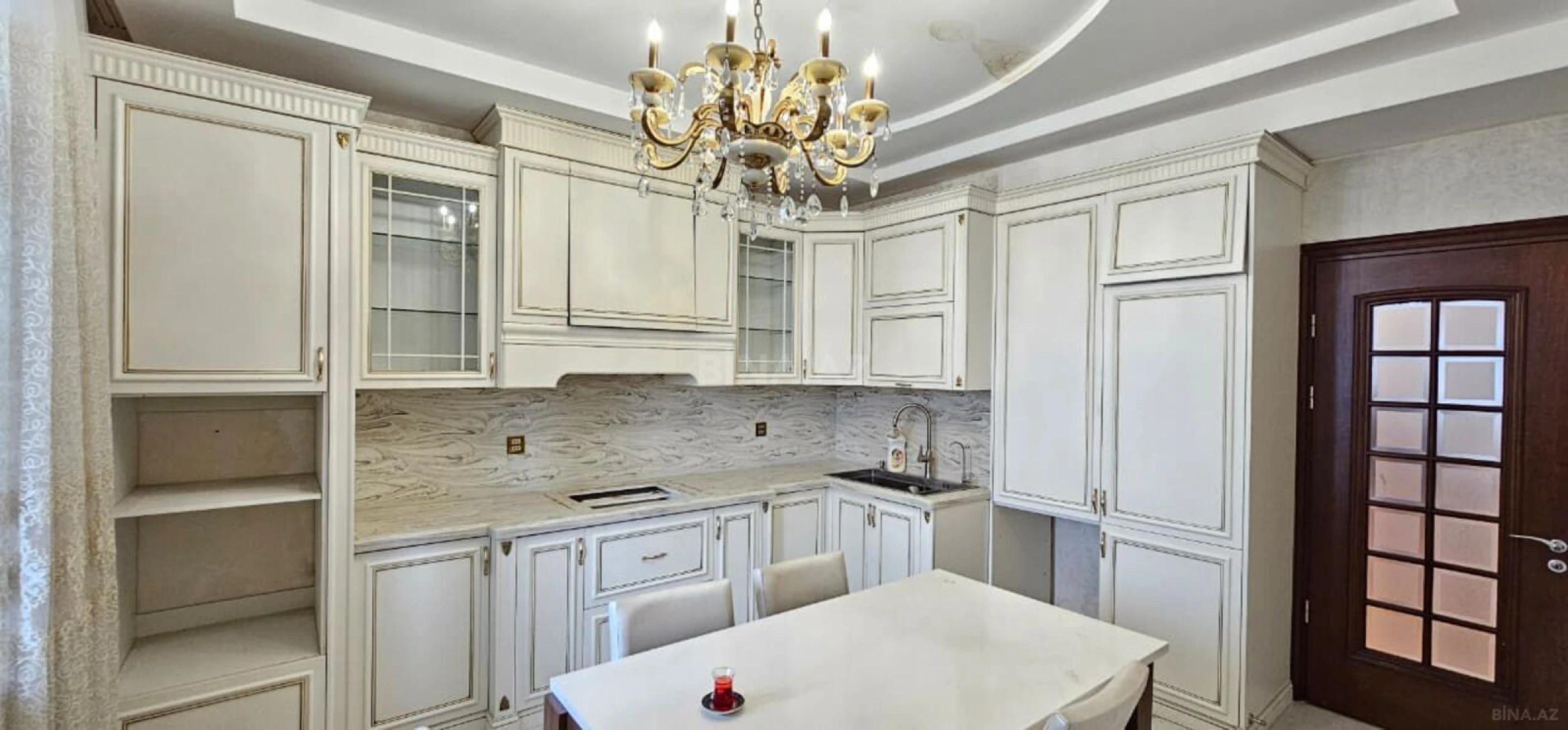 Satılır 7 otaqlı mənzil 328 m²