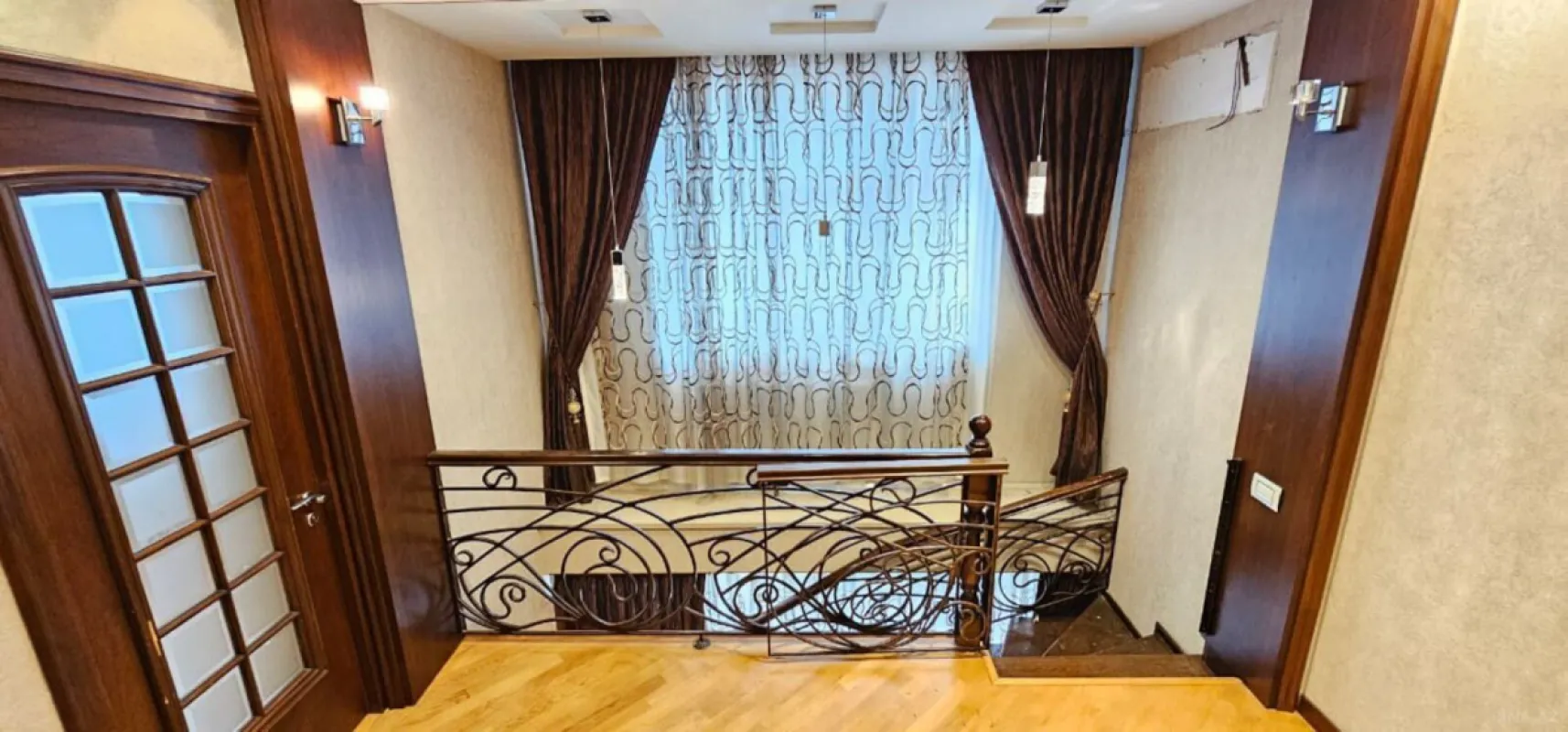 Satılır 7 otaqlı mənzil 328 m²