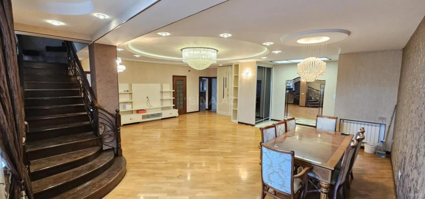 Satılır 7 otaqlı mənzil 328 m²