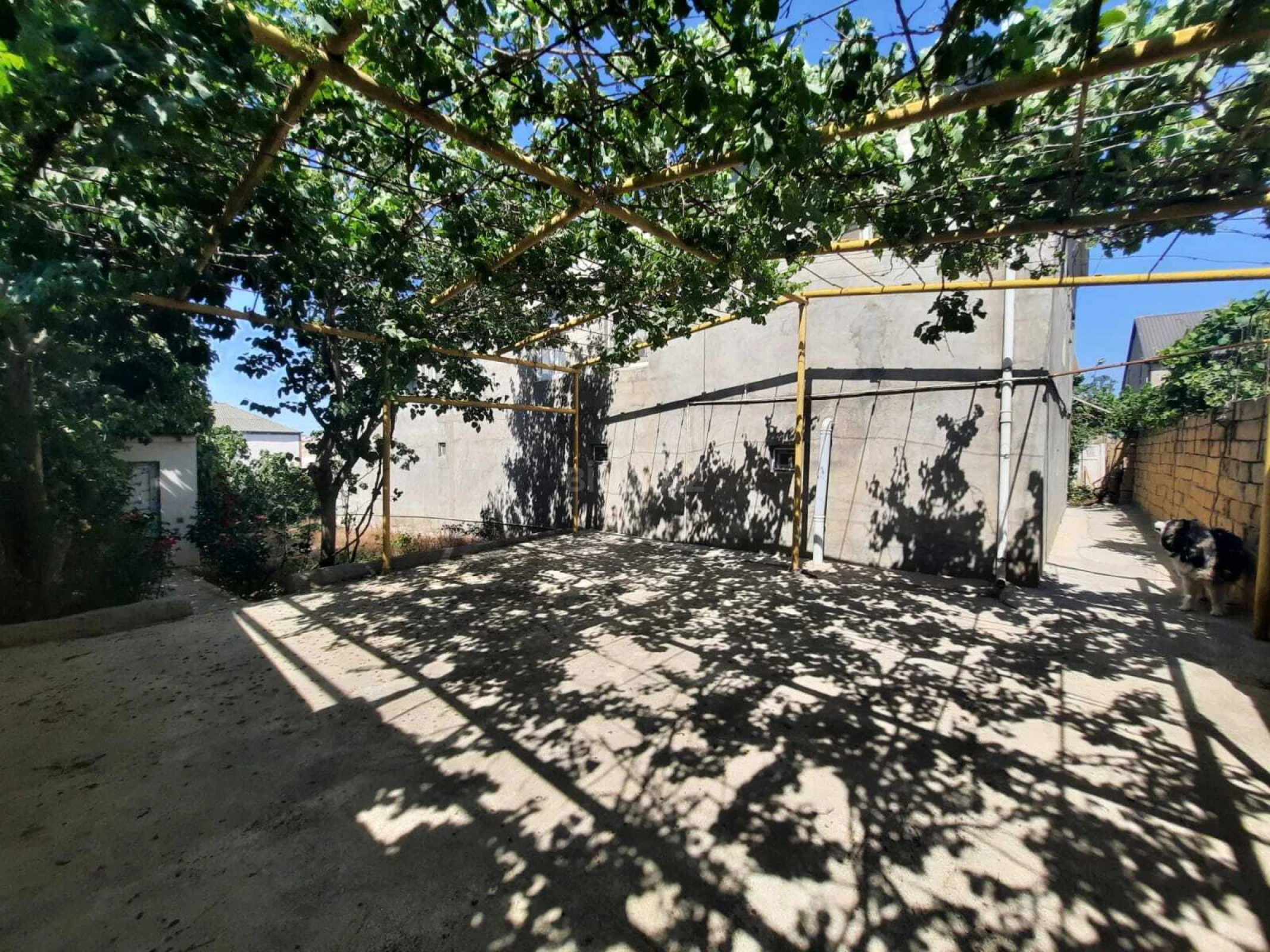 Satılır 8 otaqlı həyət evi 400 m²