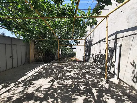Satılır 8 otaqlı həyət evi 400 m²