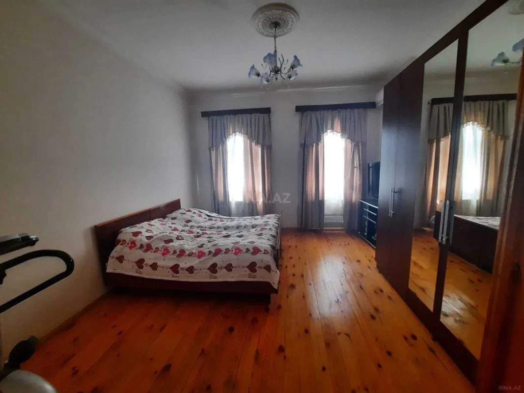 Satılır 8 otaqlı həyət evi 400 m²