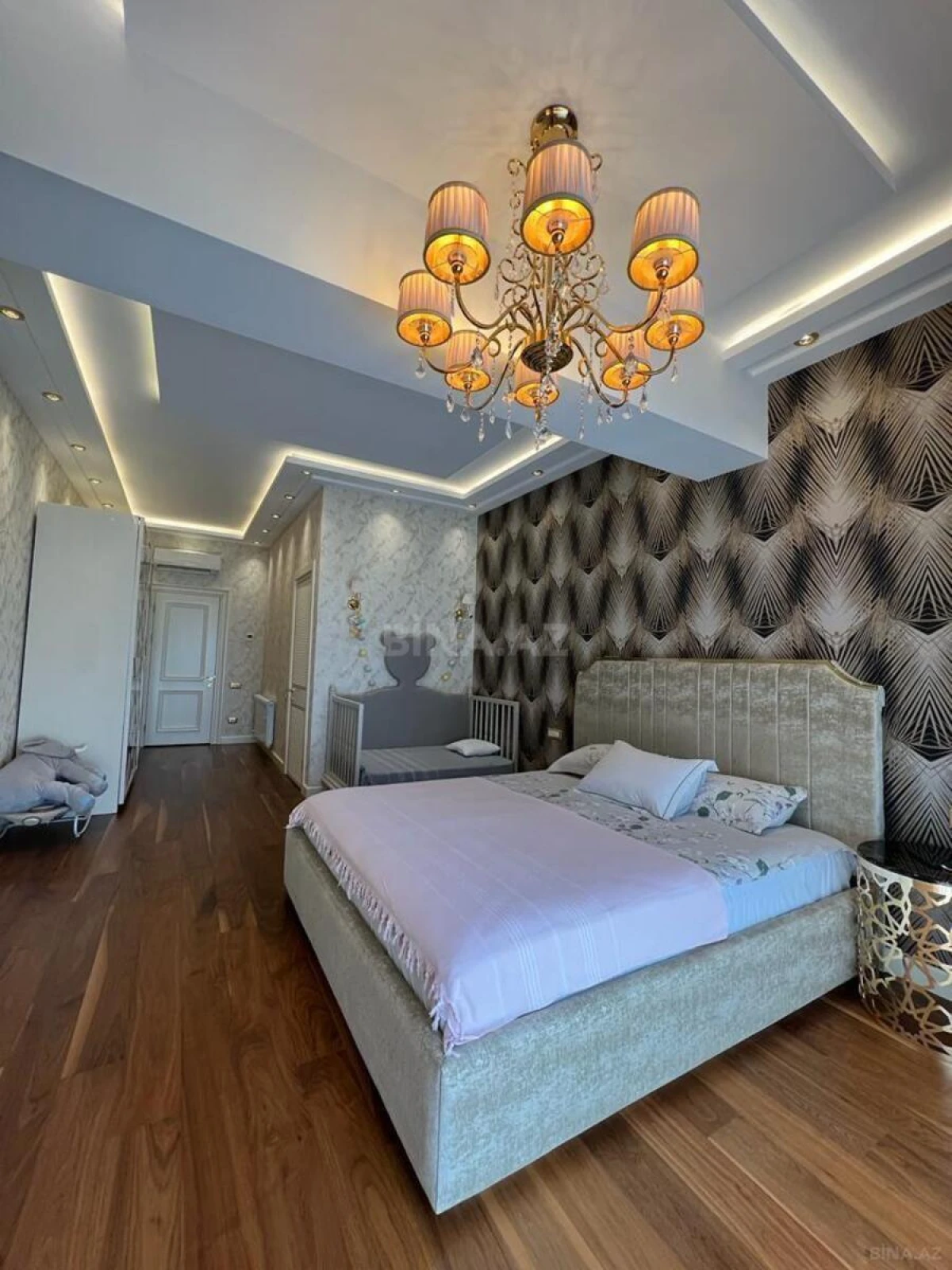 Satılır 3 otaqlı mənzil 141 m²
