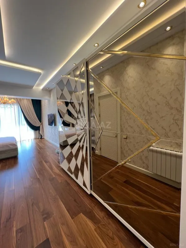 Satılır 3 otaqlı mənzil 141 m²