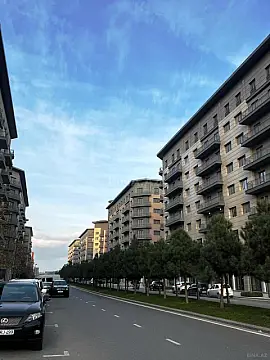 Satılır 4 otaqlı mənzil 200 m²