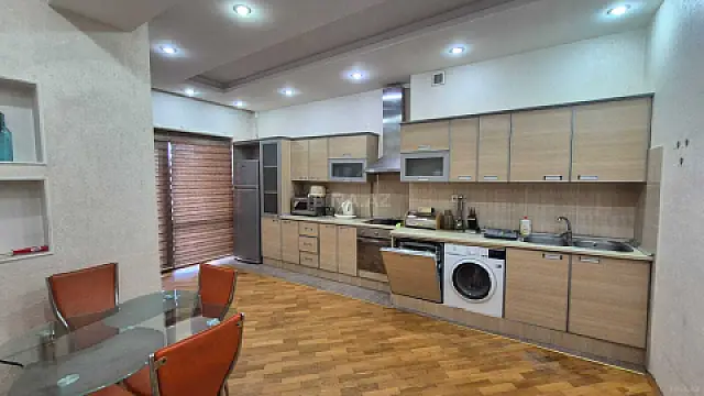 Satılır 3 otaqlı mənzil 140 m²