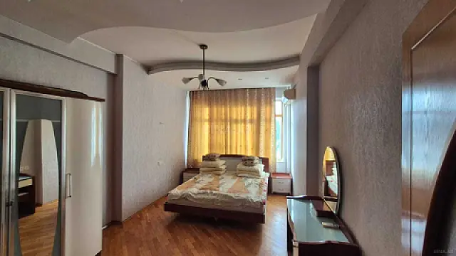 Satılır 3 otaqlı mənzil 140 m²