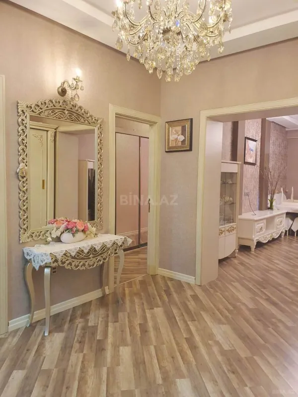 Satılır 4 otaqlı mənzil 135 m²