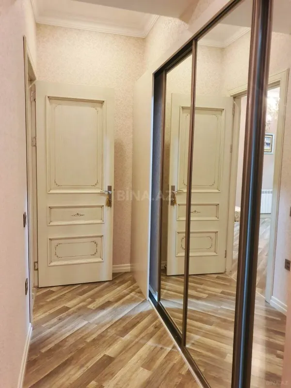 Satılır 4 otaqlı mənzil 135 m²