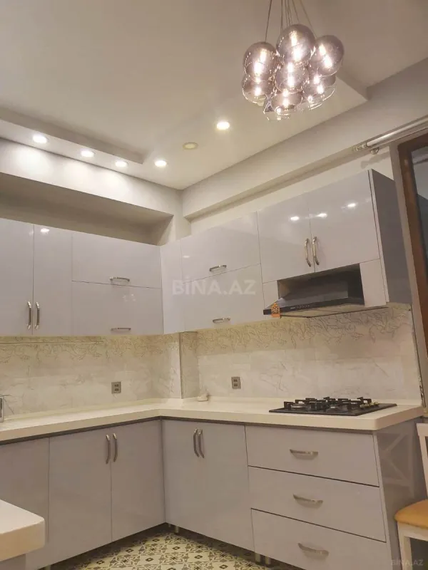 Satılır 4 otaqlı mənzil 135 m²