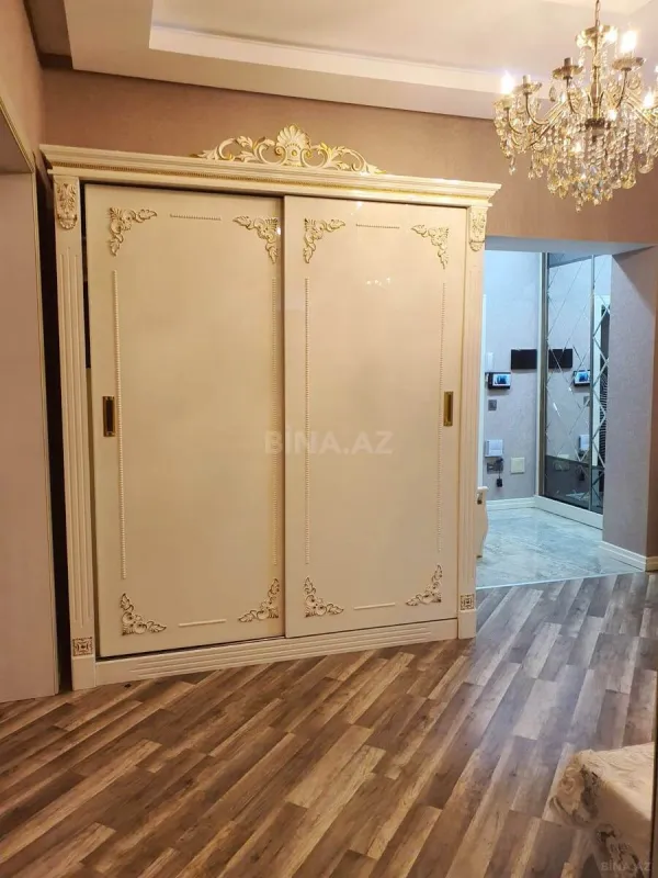 Satılır 4 otaqlı mənzil 135 m²