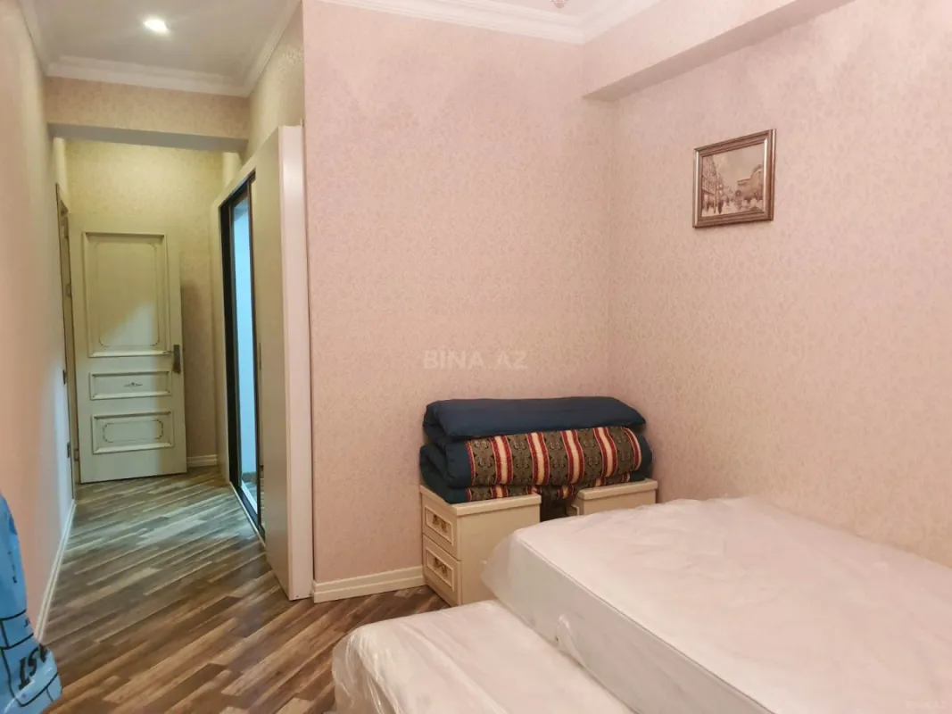 Satılır 4 otaqlı mənzil 135 m²