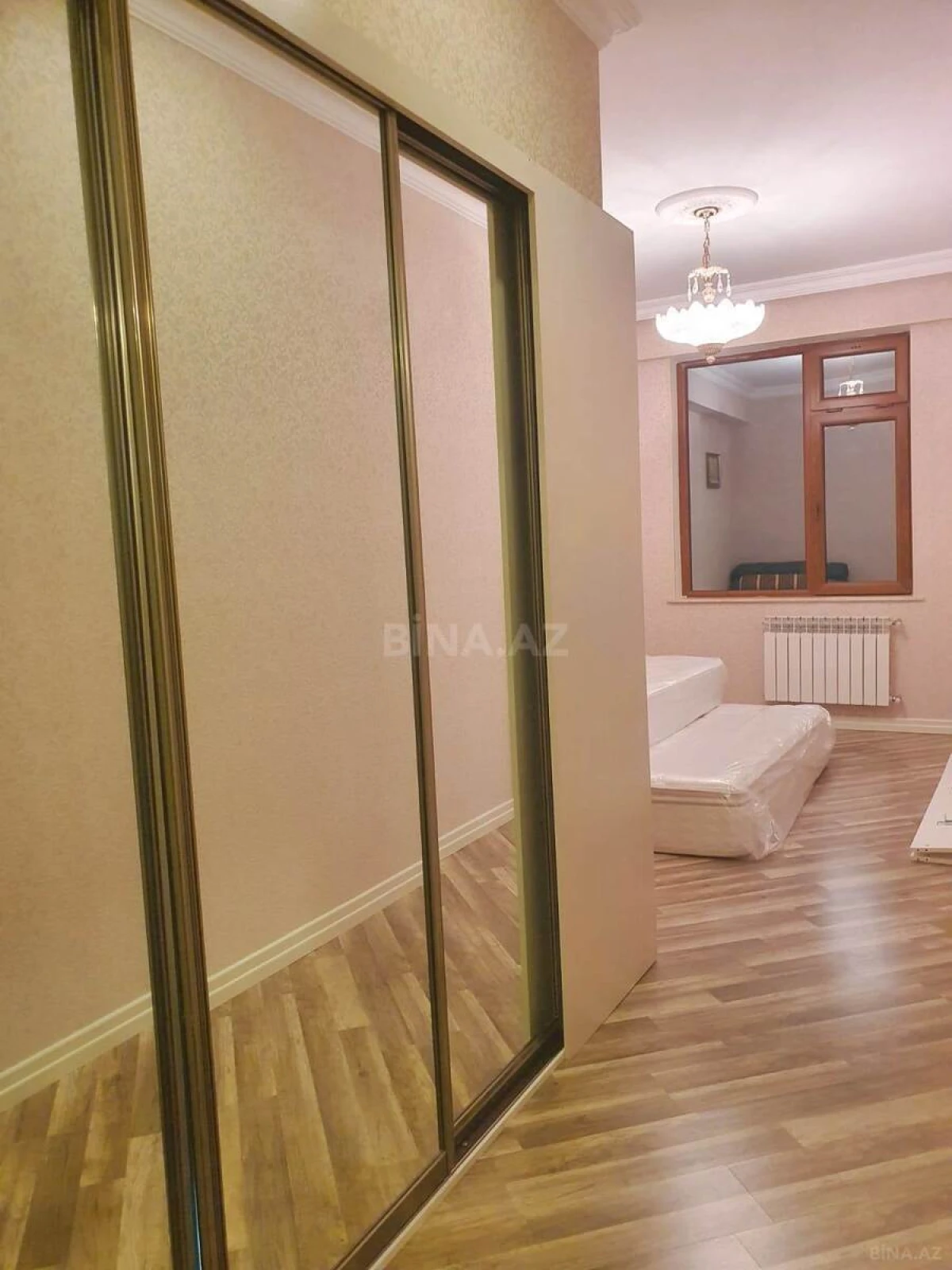 Satılır 4 otaqlı mənzil 135 m²