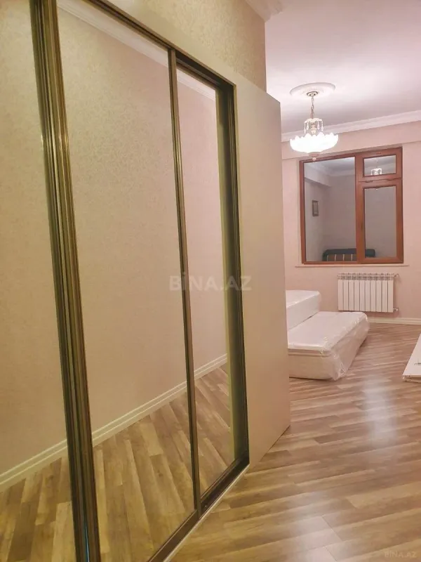 Satılır 4 otaqlı mənzil 135 m²