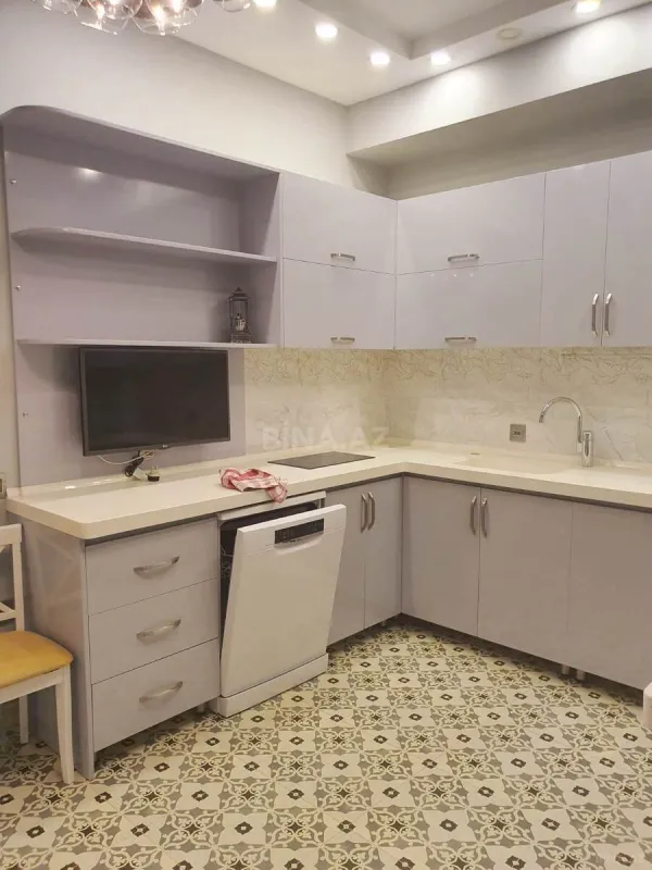 Satılır 4 otaqlı mənzil 135 m²