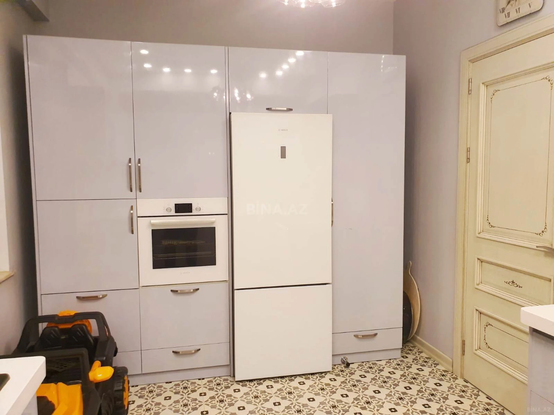Satılır 4 otaqlı mənzil 135 m²
