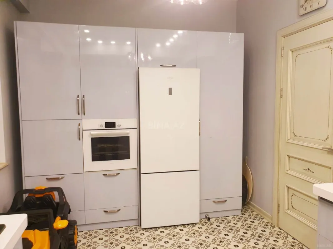 Satılır 4 otaqlı mənzil 135 m²