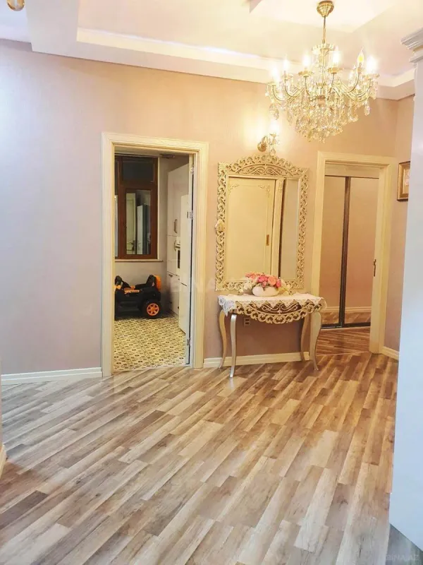 Satılır 4 otaqlı mənzil 135 m²