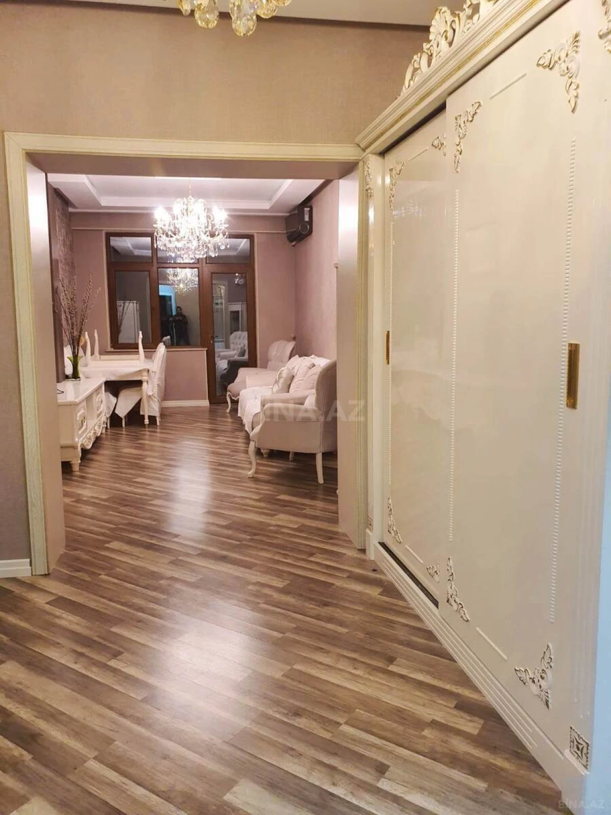 Satılır 4 otaqlı mənzil 135 m²