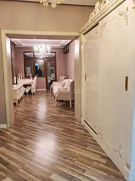 Satılır 4 otaqlı mənzil 135 m²