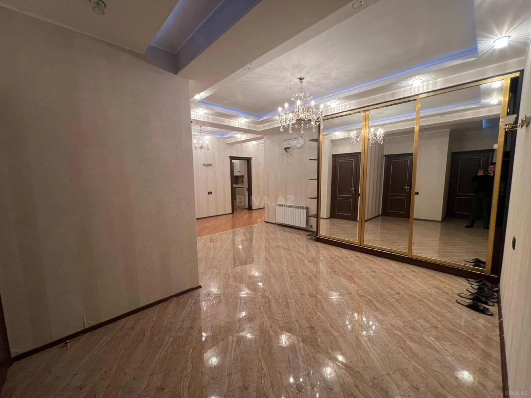 Kirayə verilir 4 otaqlı mənzil 200 m²