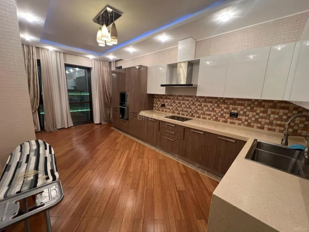 Kirayə verilir 4 otaqlı mənzil 200 m²