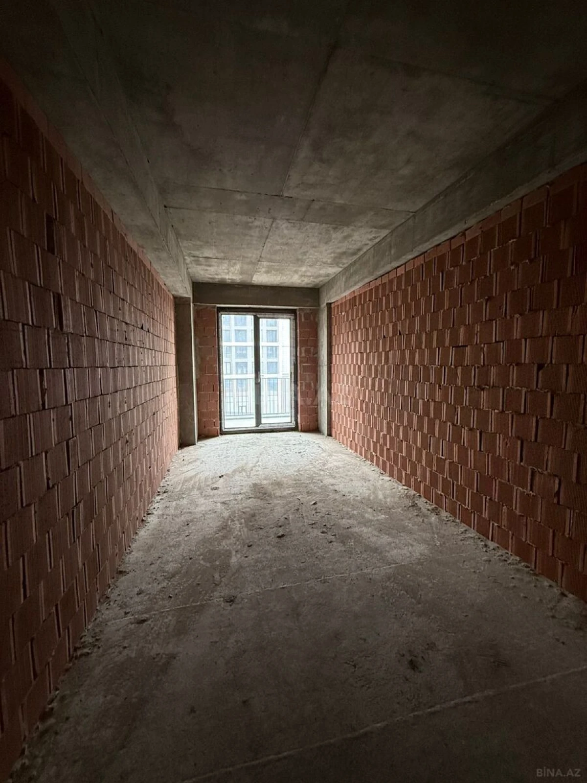 Satılır 4 otaqlı mənzil 173 m²