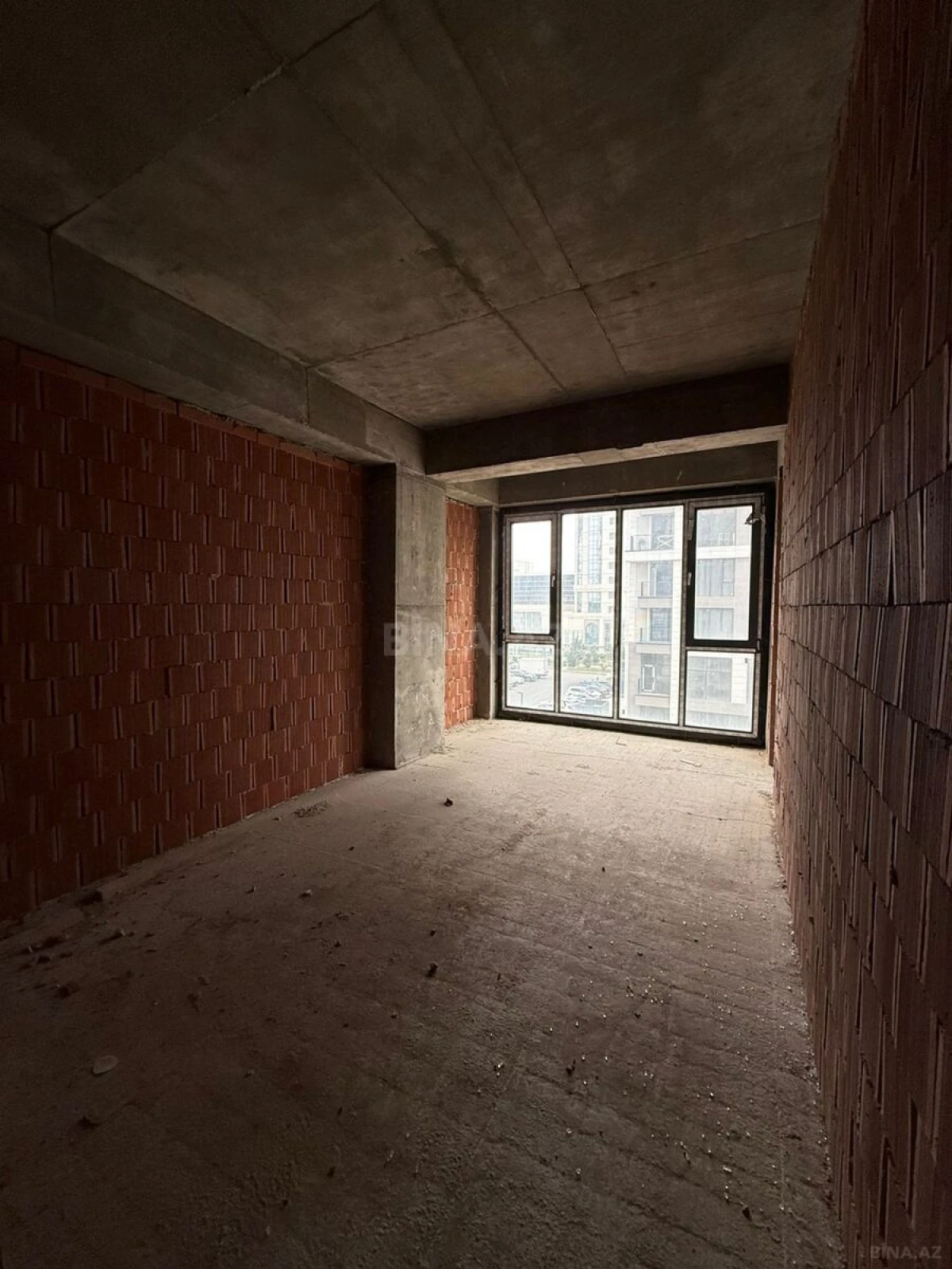 Satılır 4 otaqlı mənzil 173 m²