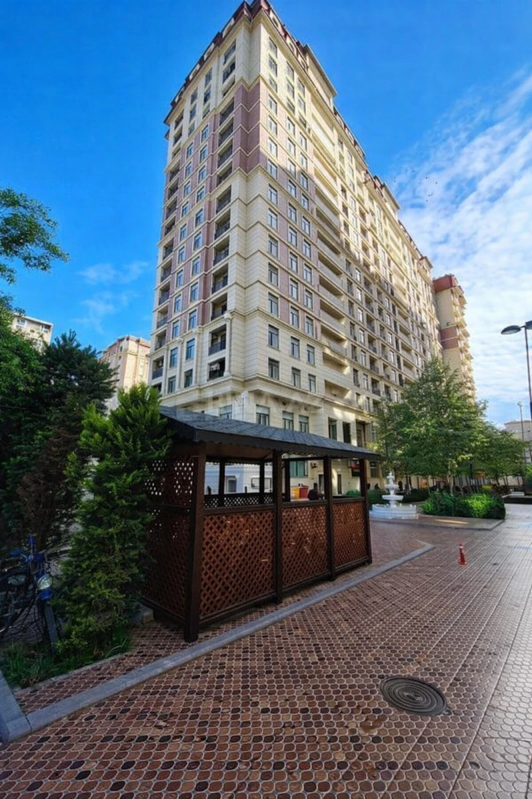 Satılır 4 otaqlı mənzil 180 m²