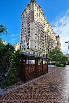 Satılır 4 otaqlı mənzil 180 m²