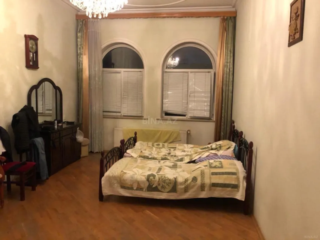 Satılır 8 otaqlı həyət evi 450 m²