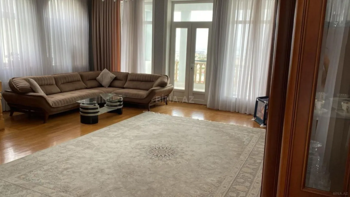 Satılır 8 otaqlı həyət evi 450 m²