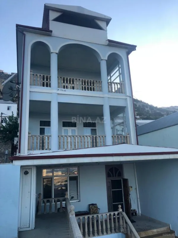 Satılır 8 otaqlı həyət evi 450 m²