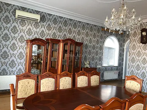 Satılır 8 otaqlı həyət evi 450 m²