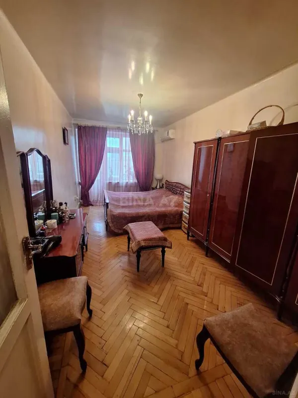 Satılır 4 otaqlı mənzil 120 m²