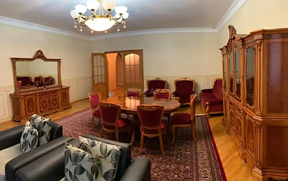 Kirayə verilir 4 otaqlı mənzil 200 m²