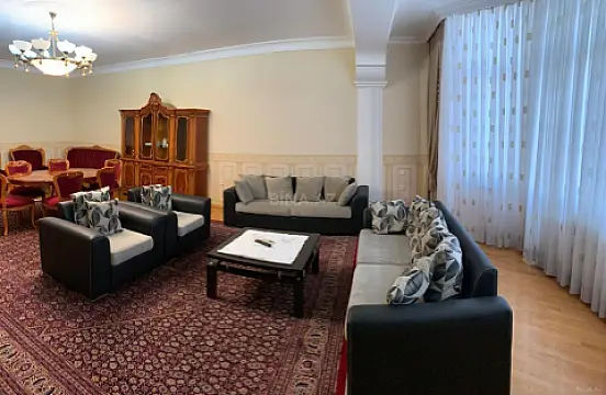 Kirayə verilir 4 otaqlı mənzil 200 m²