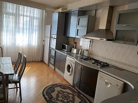 Kirayə verilir 4 otaqlı mənzil 200 m²