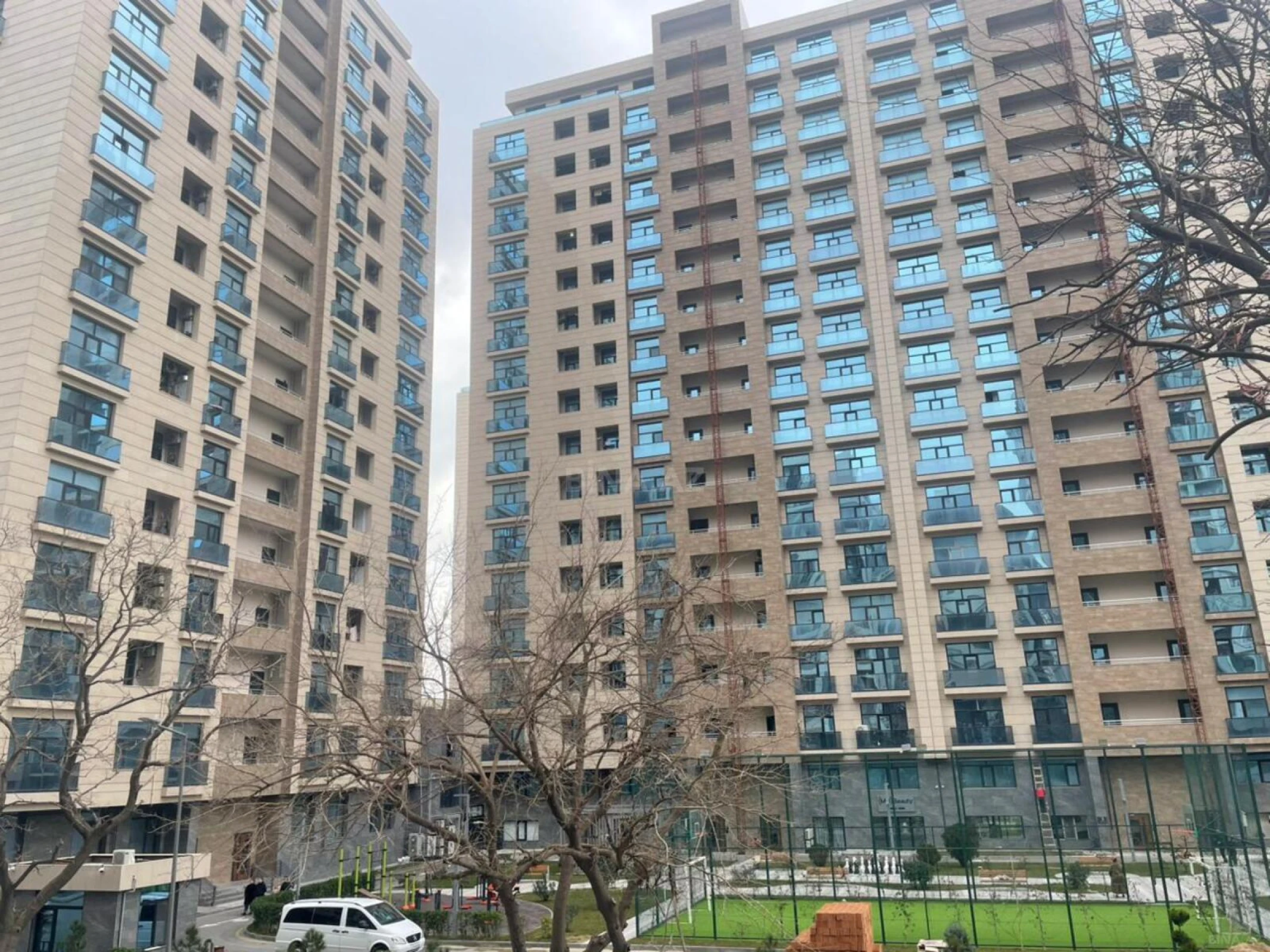Satılır 4 otaqlı mənzil 148.3 m²