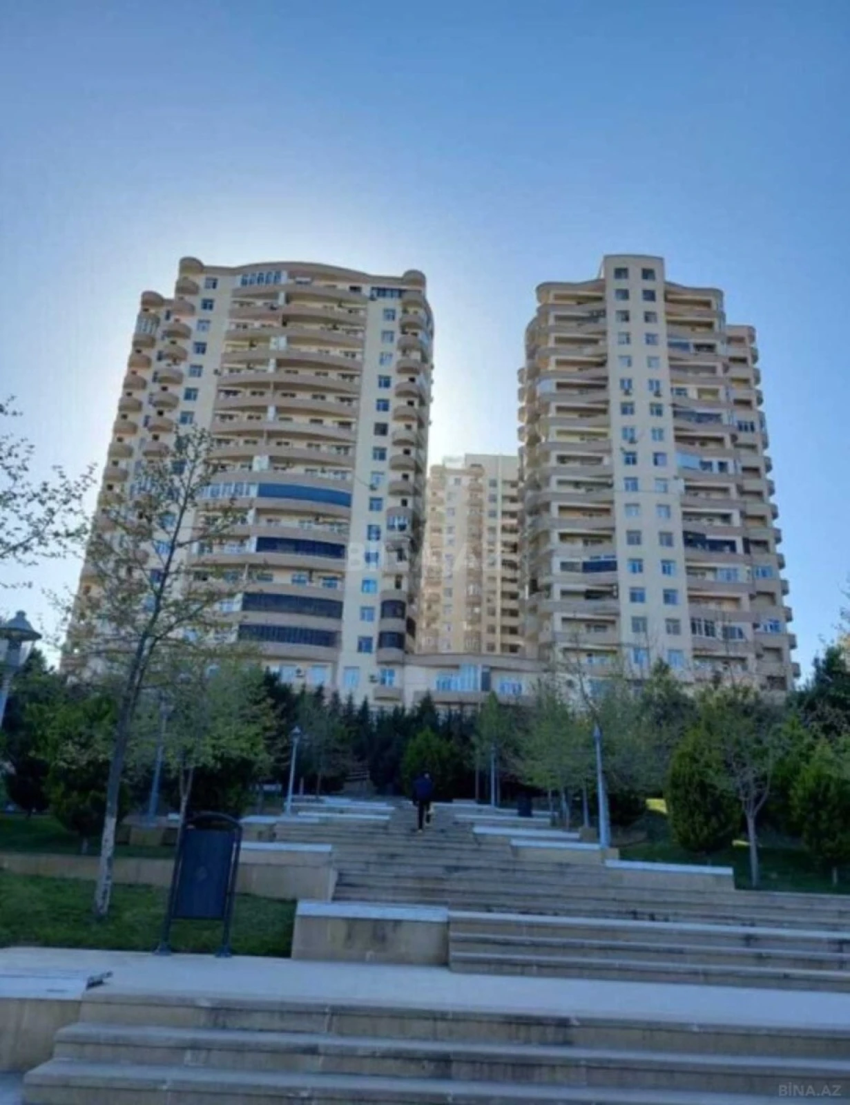 Satılır 4 otaqlı mənzil 151 m²